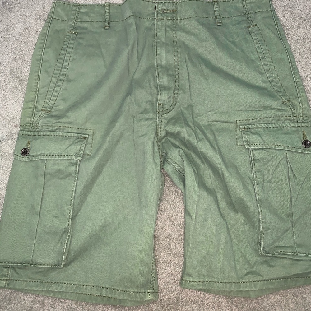 GREEN LEVI CARGO SHORTS MENS